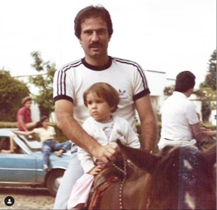 “Papi, gracias por tu amor, tu entrega, tus abrazos, tus palabras, tu apoyo incondicional en las buelas, en las malas y en las peores… soy la más afortunada de tener un papá como tú… simplemente el mejor @profebraca”, escribió la conductora para celebrar el Día del Padre este año.