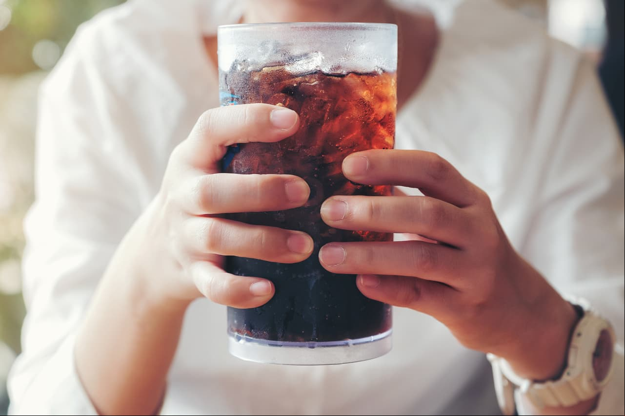Refrescos. Al tener entre 30 y 50 gramos de azúcar, suelen disminuir el sistema inmune en 10 minutos después de tomarlos, explica Associated Content.