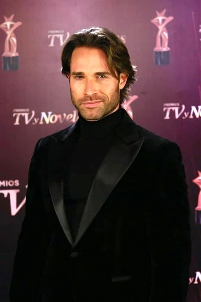 Sebastián Rulli, protagonista de 'Vencer el P@sado', debutó en las telenovelas mexicanas en el año 2000, en 'Primer amor... a 1000 × hora', proveniente de Argentina. Hace poco menos de una década, el actor solicitó la nacionalidad mexicana y tiempo después la consiguió.