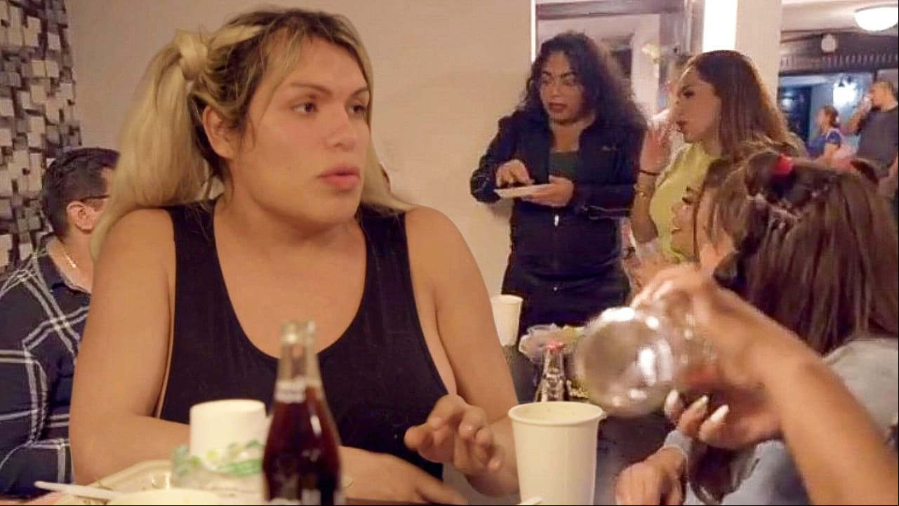 Wendy, Perdida pero Famosa regresa a sus orígenes con un buen pozole, cueritos y chicharrones