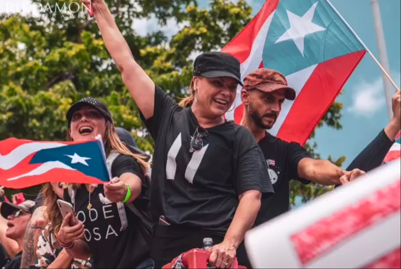 Olga Tañón, "la mujer de fuego", estuvo de principio a fin en la protesta. Por medio de sus redes sociales llama a la cordura del gobernador y que se retire del poder.