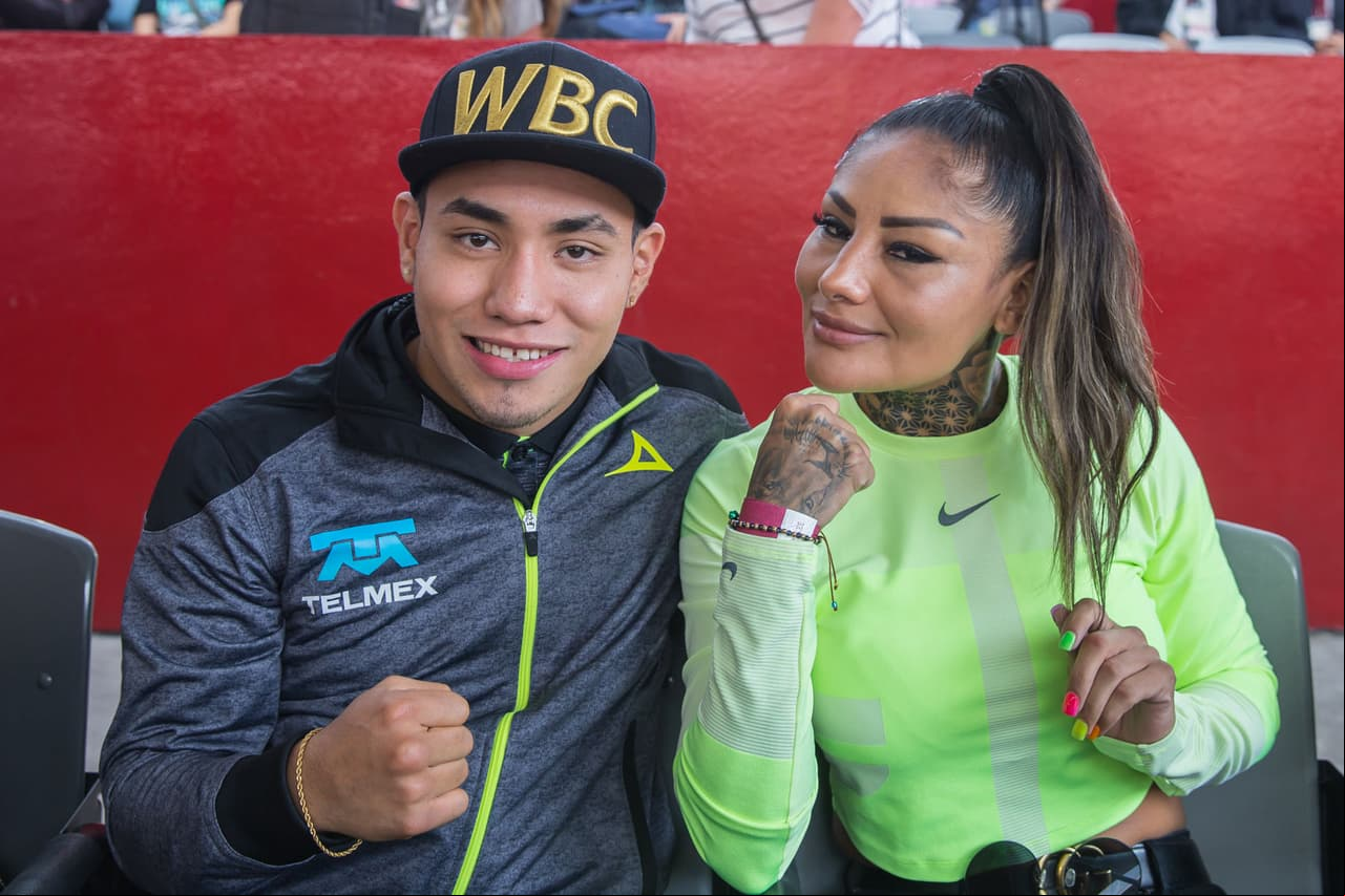 Mariana “Barbie” Juárez y Eduardo “Rocky” Hernández, de Box Show Promociones del Pueblo, acudieron para apoyar este programa donde se espera beneficiar a 2 millones 300 mil becados.