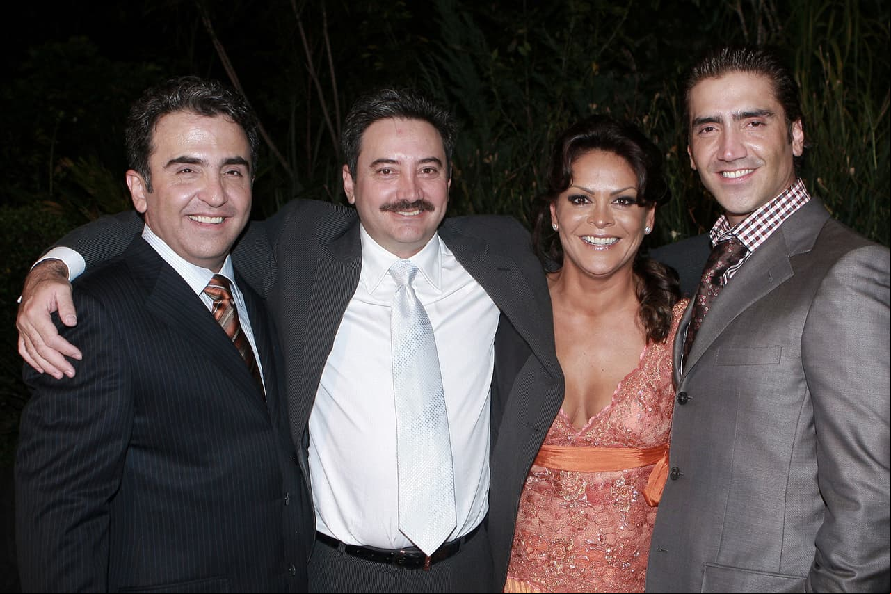 Los tres potrillos, Gerardo, Vicente y Alejandro Fernández junto a la novia.