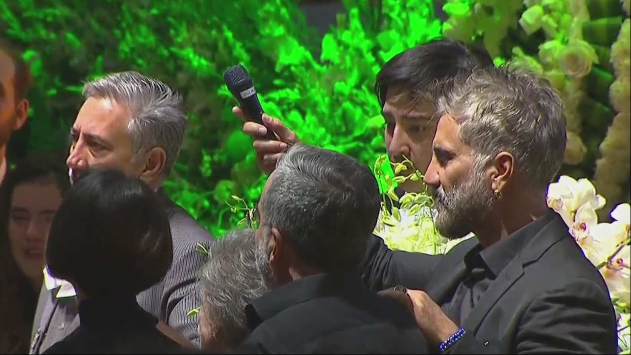 Alejandro Fernández se despide de Vicente Fernández cantando ‘Volver, volver’ en pleno funeral