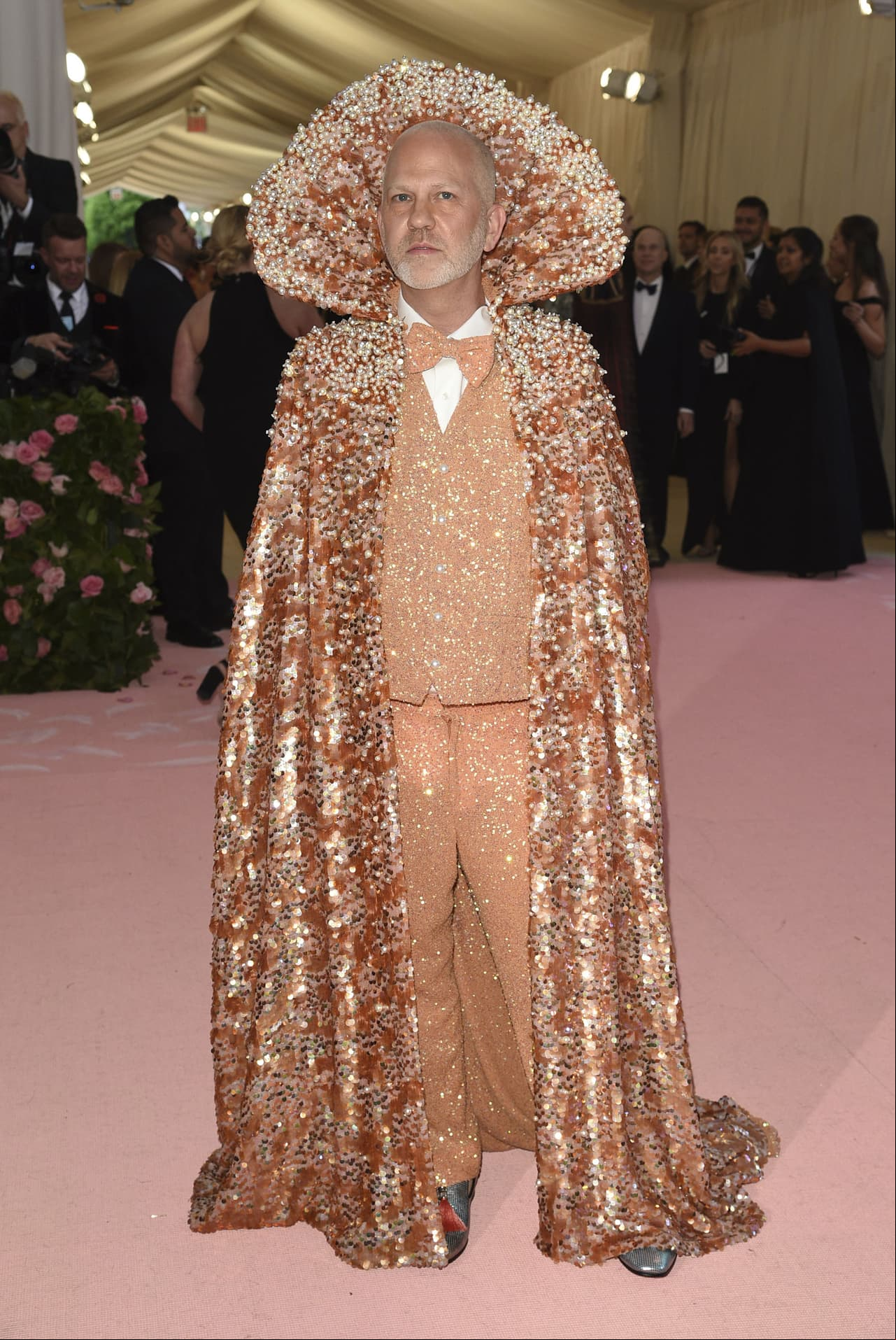 El productor Ryan Murphy utilizó una capa cubierta de perlas y cristales.