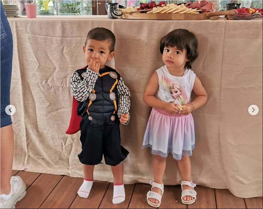 En esta celebración, Mateo utilizó un traje de superhéroe, mientras que Eva usó un vestido rosa con la imagen de ‘Elsa’ de la película ‘Frozen’.
