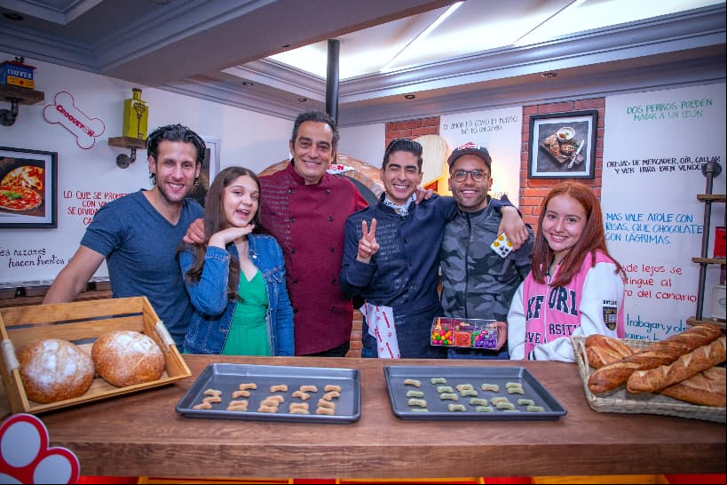 Omar Fierro disfrutó de la celebración y su personaje de 'Pedro' hizo unas croquetas especiales para los "lomitos" que se presentaron.