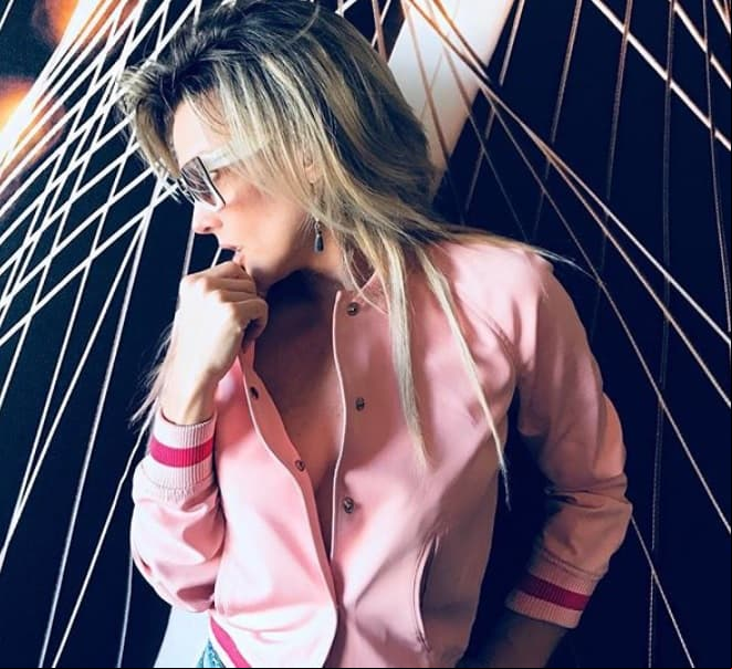 Fey comparte atrevido topless desde su cama