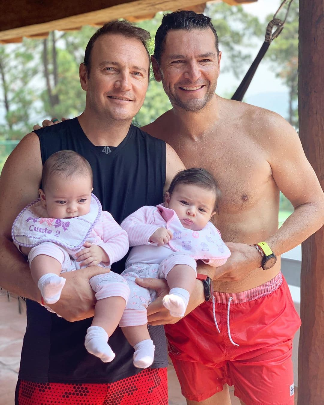Previo a esta publicación, Jacky dejó ver a sus mellizas en los brazos de su cuñado, Enrique Fuentes y de su esposo, Martín Fuentes, sin embargo, las bebés no lucían tan grandes como en la última fotografía.