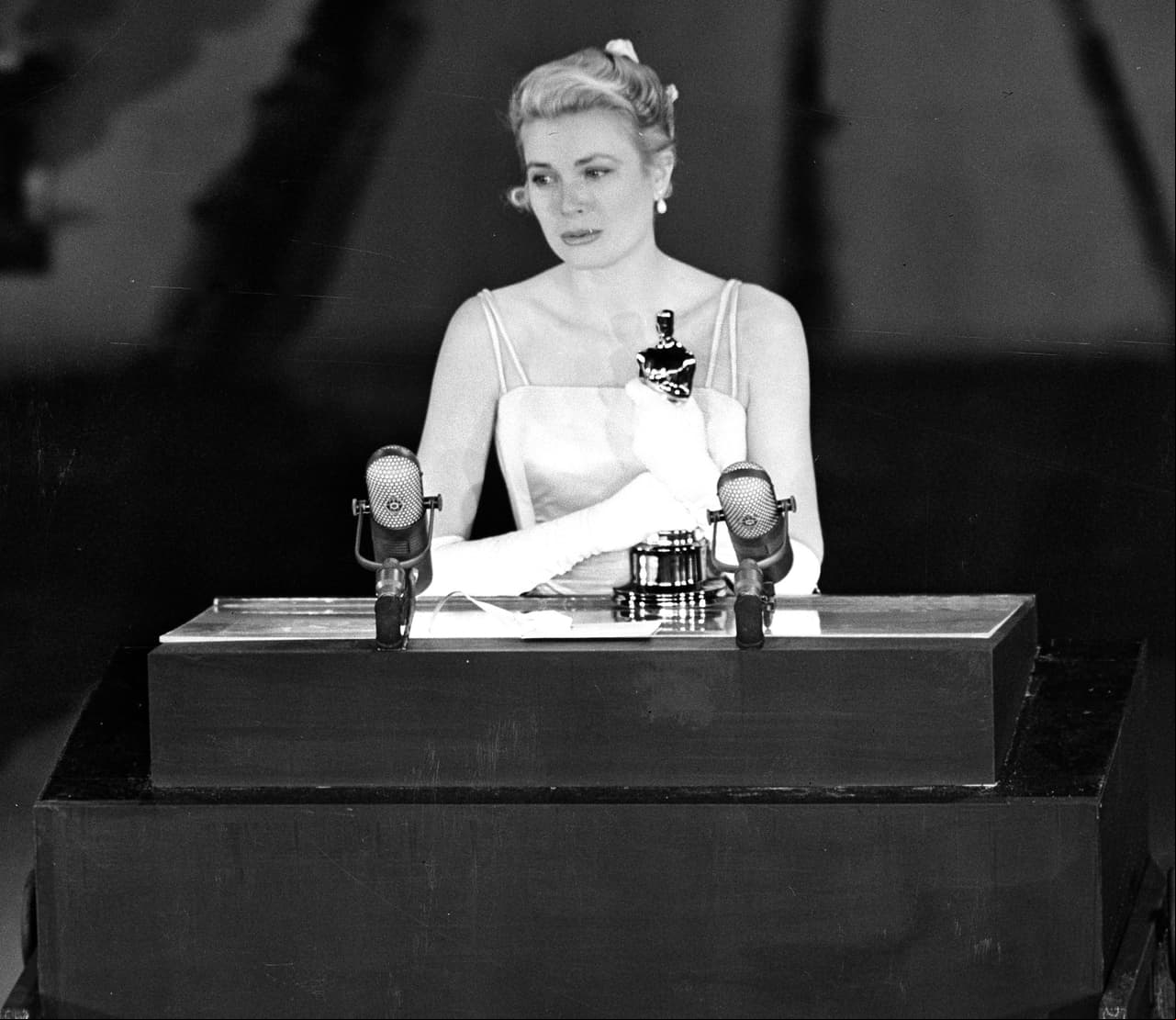 El 13 de septiembre de 1982, Grace Kelly se dirigía a su casa en Mónaco, cuando sufrió un derrame cerebral, que provocó perdiera el control de su auto. Murió a los 52 años de edad.
