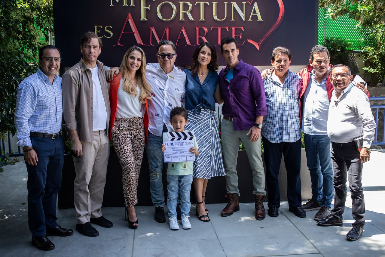 Al final, parte del elenco y del equipo de producción se tomó la foto oficial del claquetazo de la telenovela, que llegará a Las Estrellas el 8 de noviembre.