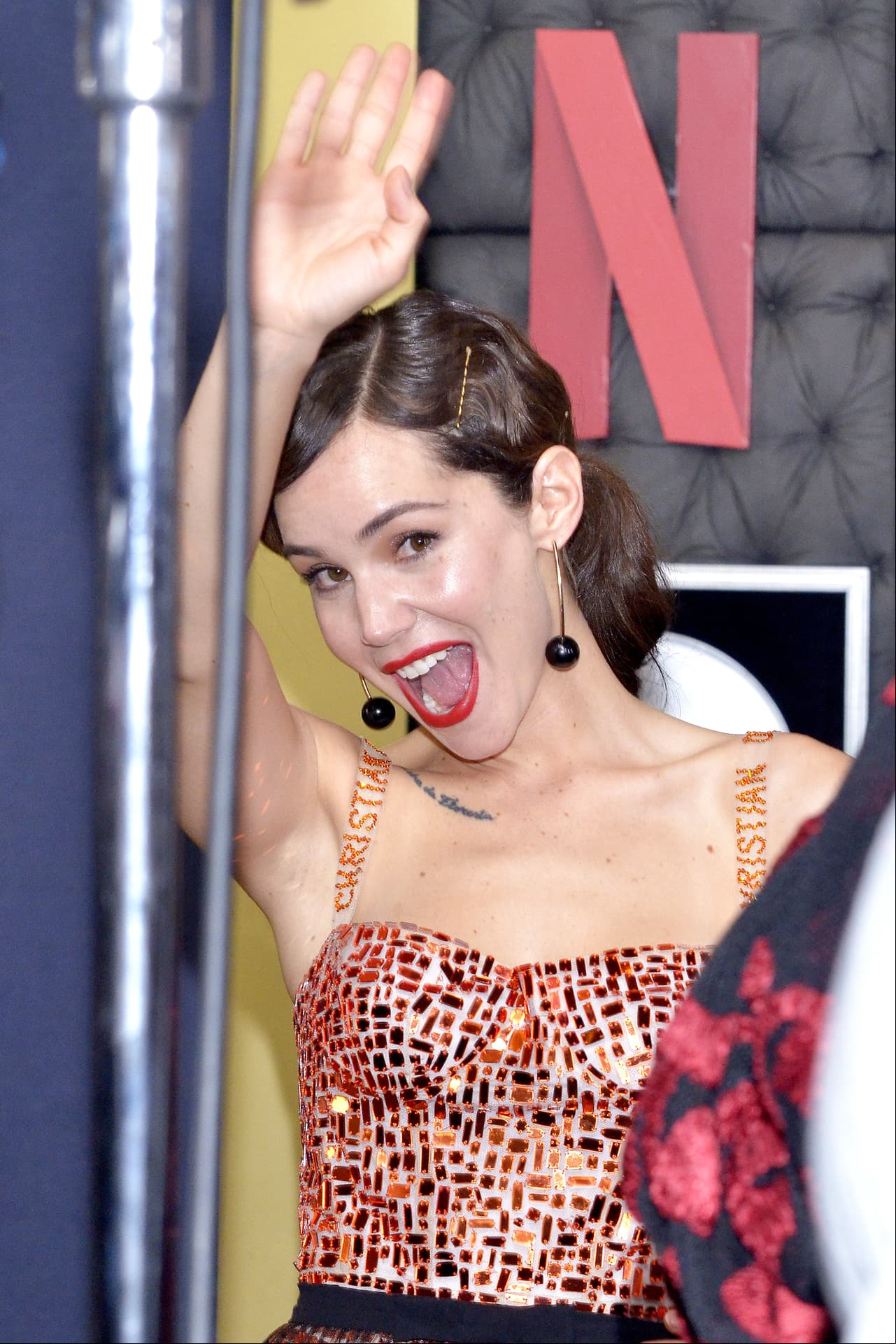 Camila Sodi comparte créditos con Boneta en la serie, que estrenó en Plaza Antara de la CDMX