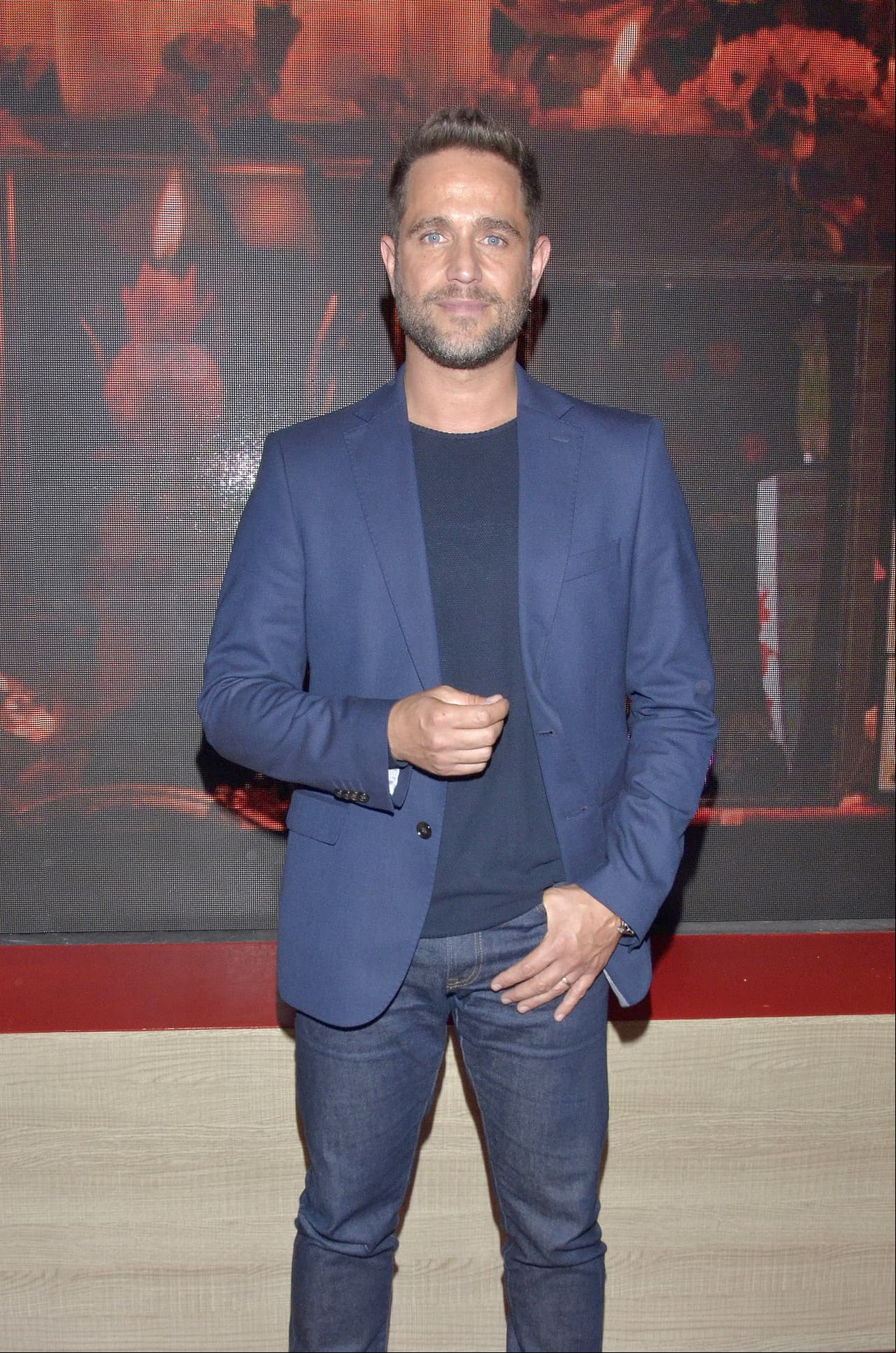 Michel Brown se transforma en una sexy rubia... ¡mira quién lo exhibe!