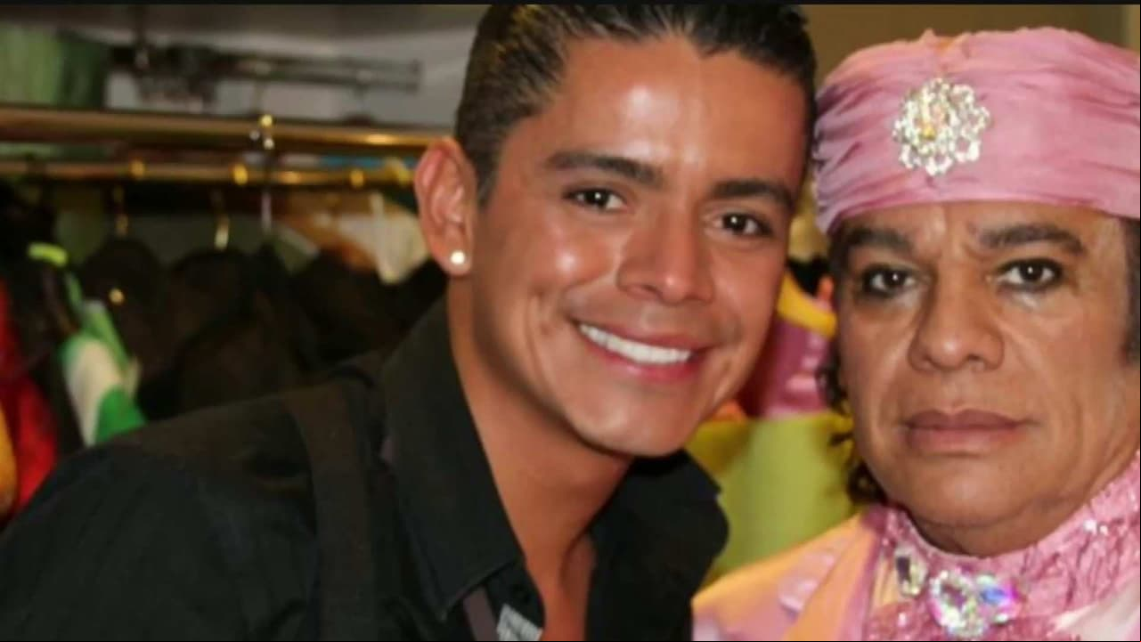 En una ocasión, Juan Gabriel quiso utilizar el traje de "El Chapulín Colorado"
