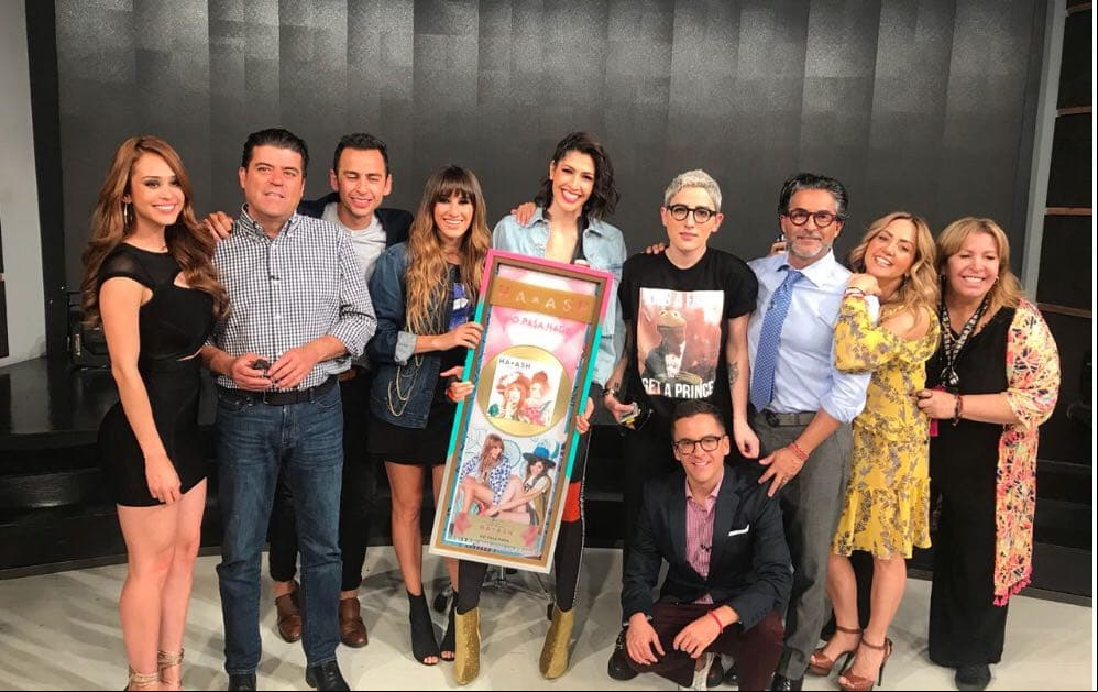Las intérpretes posaron con el elenco y la productora Madga Rodríguez
