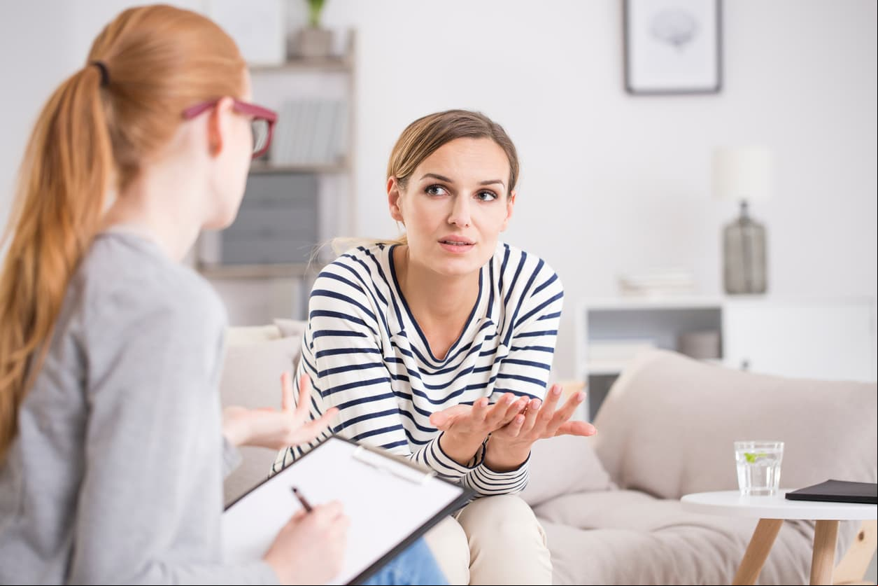 Acude con un especialista. Ir a terapia no significa que estés loco, la ayuda de un psicólogo será una opción para canalizar tus sentimientos y evitar una situación de dependencia.