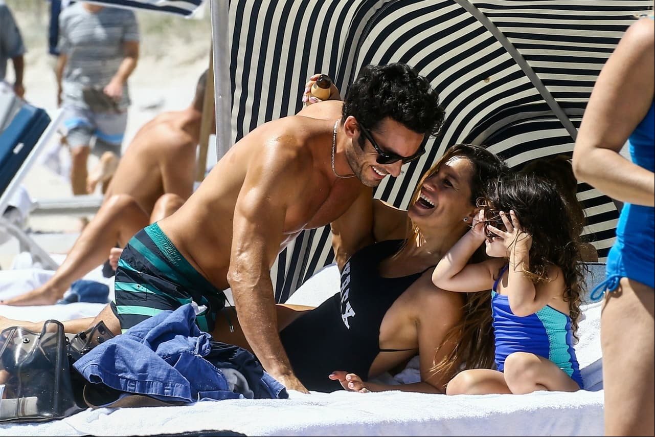 Aarón Díaz y su esposa Lola Ponce disfrutaron de las olas, la arena y el mar de Miami.