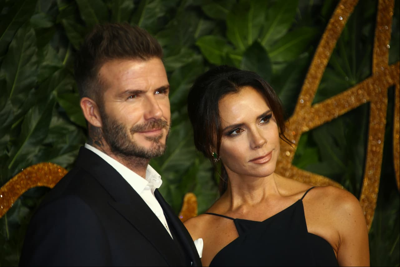 En diciembre de 2018, Victoria Beckham evidenció que se retiró el tatuaje que iba del cuello a la espalda en honor a su esposo David Beckham, aunque esto provocó los rumores de divorcio; se detalló que la decisión se debió a que desde el 2015 la ex Spice Girl se ha retirado varios tatuajes de su cuerpo.
