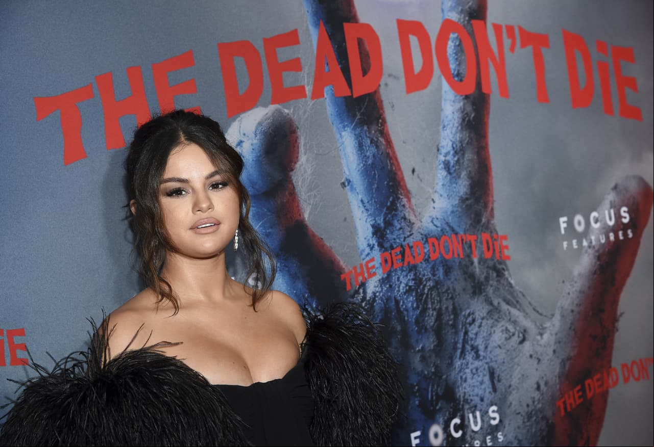 De acuerdo con People en Español, Selena Gomez ha ingresado en una clínica psiquiátrica en dos ocasiones. “He tenido muchos problemas con la depresión y la ansiedad, y he hablado mucho de ello, pero no es algo que sienta que vaya a superar”, declaró a la edición de marzo de 2018 de la revista Harper’s Bazaar.