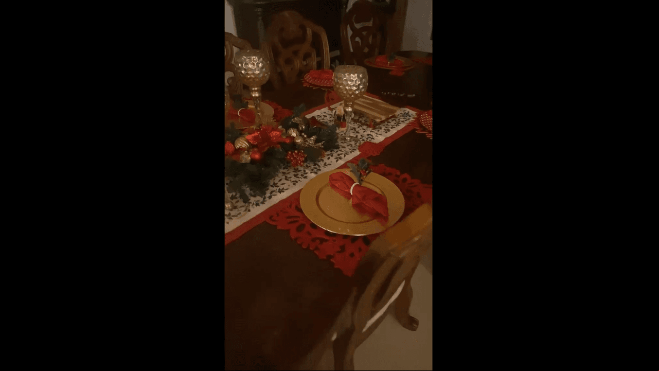 Kimberly Flores también dejó ver que en el comedor ya colocó los manteles navideños, candelabros, copas y centro de mesa. “Esta es la otra área, todavía me falta alguna decoración en la mesa”, comentó.