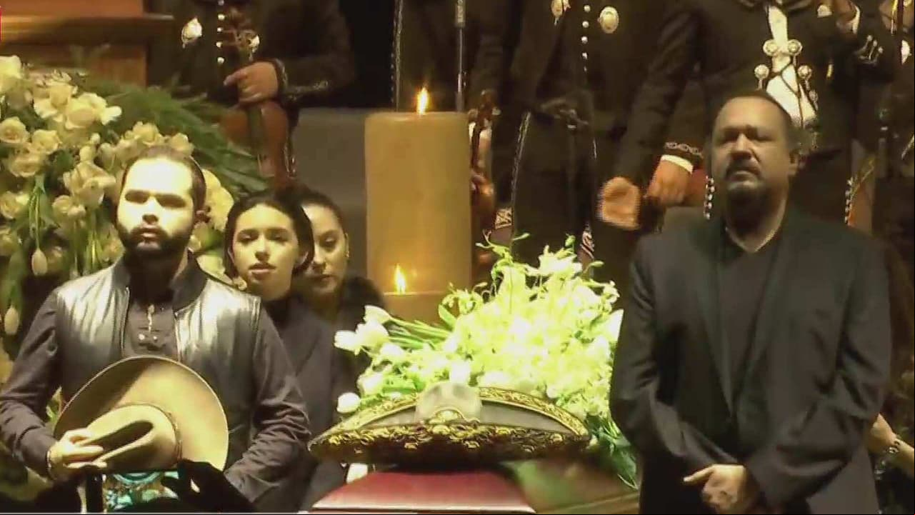 Pepe y Ángela Aguilar hicieron guardia al féretro de Vicente Fernández