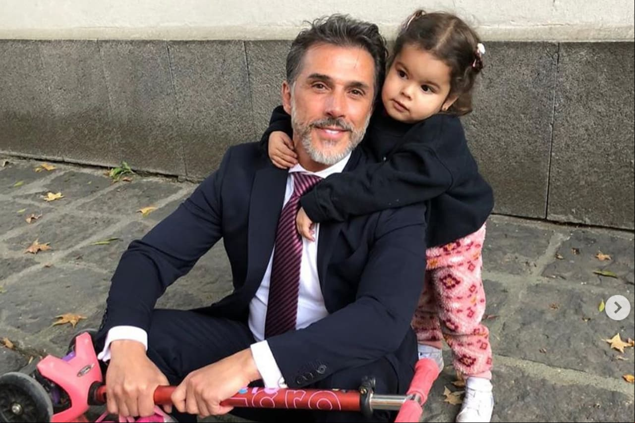 Sergio Mayer convive con su nieta Mila