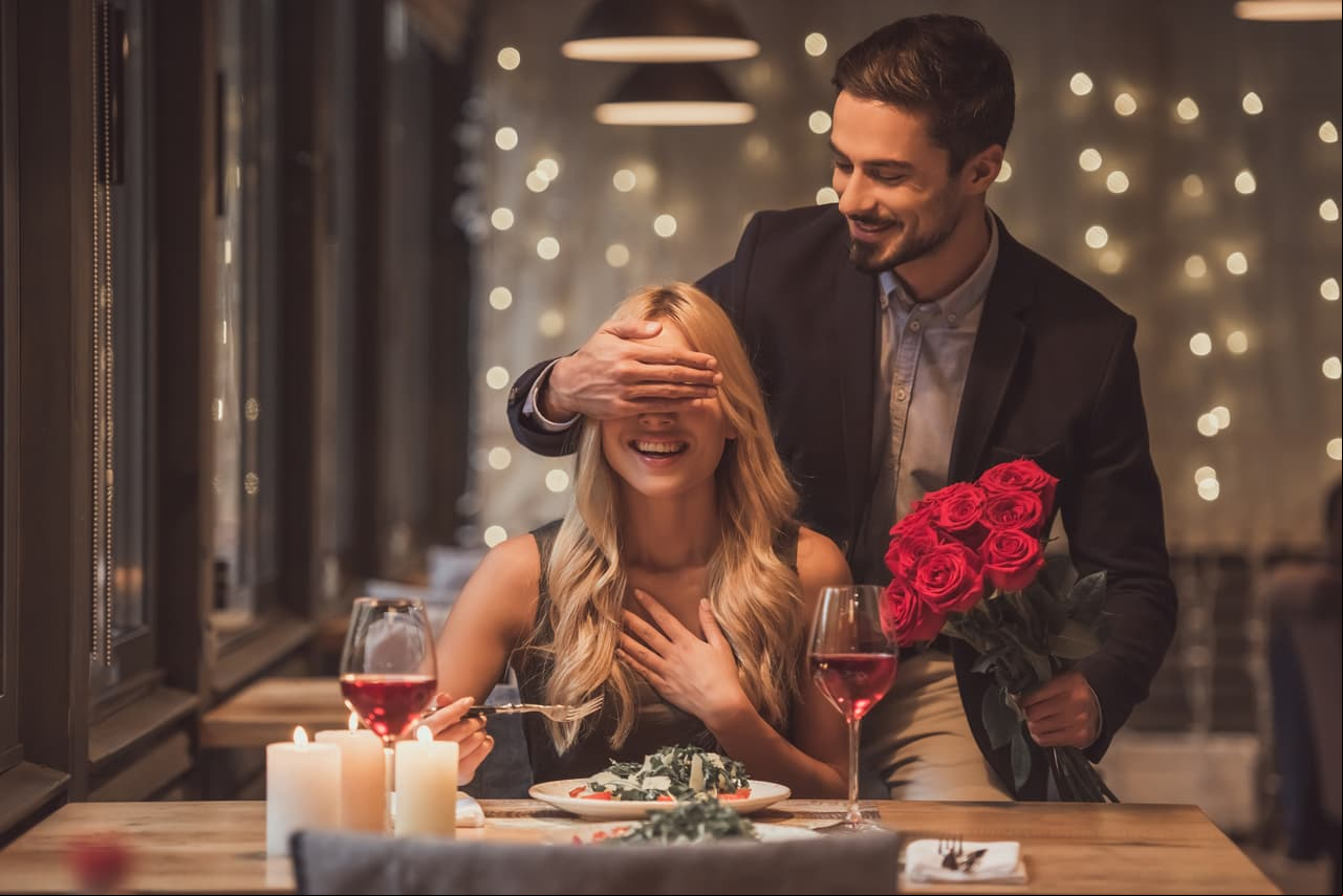Estas señales te ayudarán a descubrir si tu pareja es todo un caballero