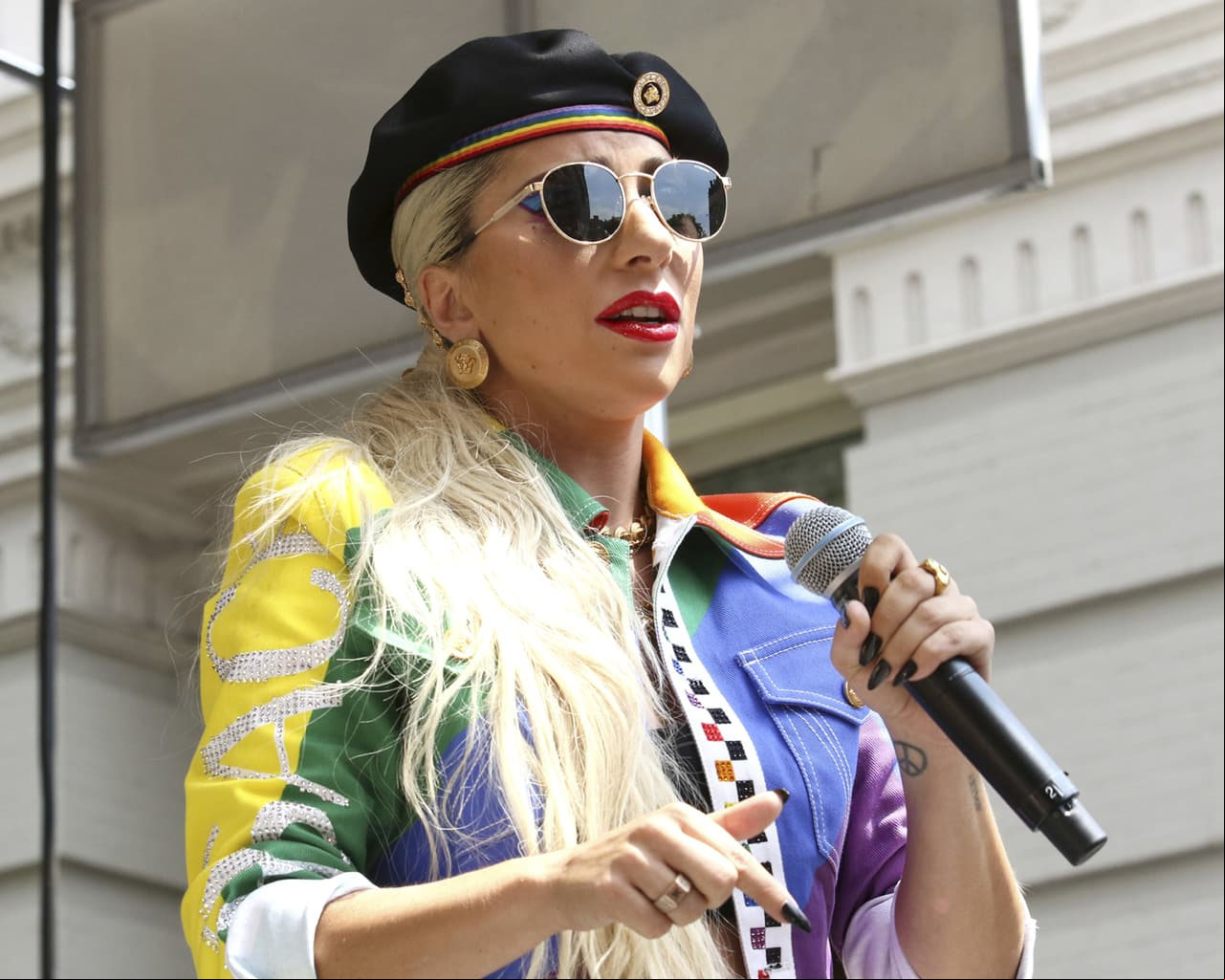 Lady Gaga compartió a la revista Harper’s Bazaarque en 2014 que ya no tenía ningún desorden alimenticio, mientras que en noviembre de 2018 habló a Variety de la crisis mental que sufrió. “Veía destellos de cosas que me atormentaban, experiencias que se archivaron en mi cerebro como ‘trataré con usted más tarde’; (…) esos también eran síntomas de disociación y trastorno de estrés postraumático y no tenía un equipo que incluyera apoyo de salud mental”, reveló.