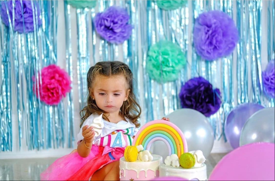 Presumiendo la gran familia que ha conformado junto a su esposo Víctor Manuel Álvarez Puga, la feliz mamá compartió una serie de fotografías del festejo de la pequeña, en la que resaltó que gracias a tener tantos hijos pudo organizar su propia fiesta infantil.