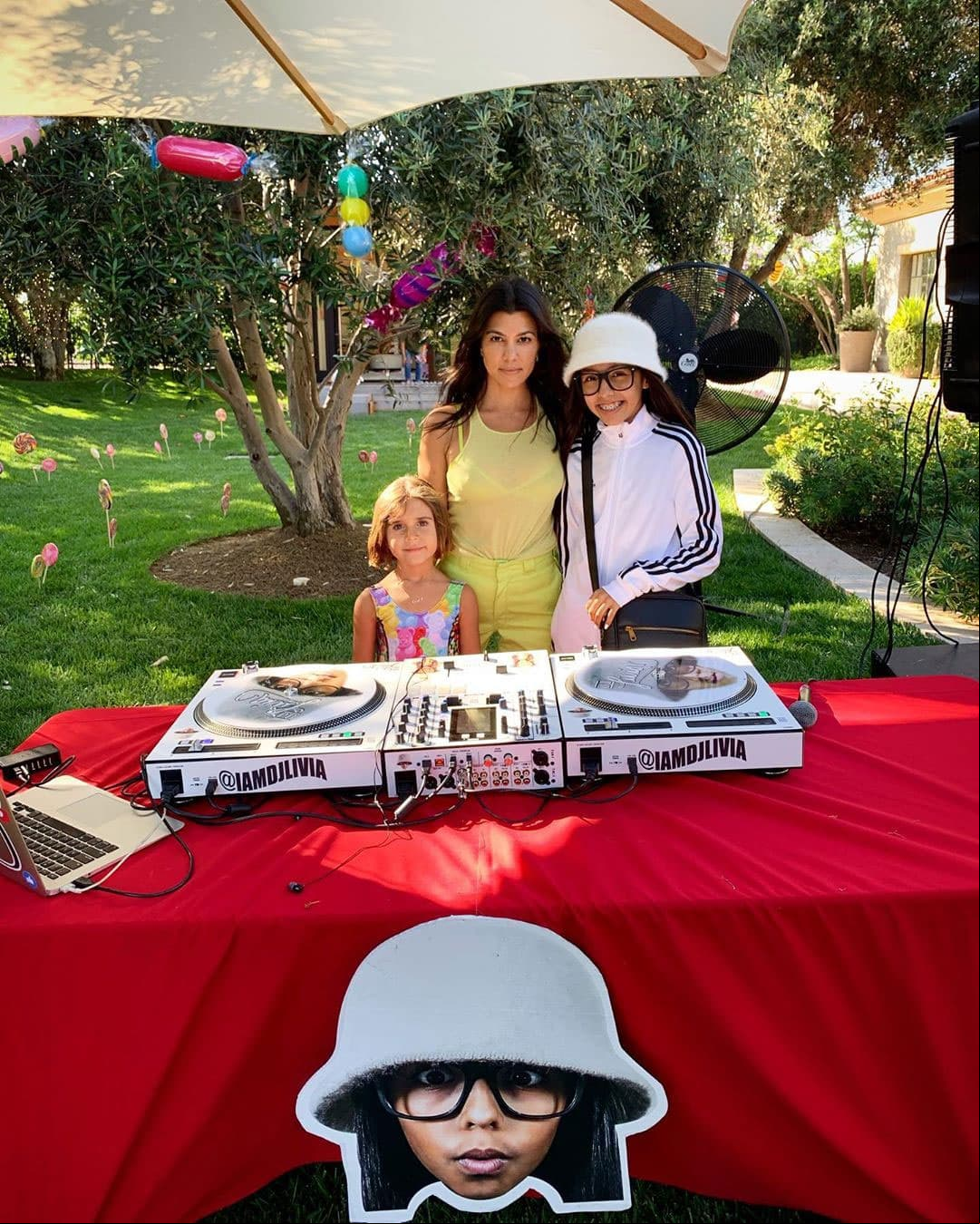 DJ Livia amenizó el evento, quien compartió en Instagram una imagen junto a Penélope y su madre Kourtney.