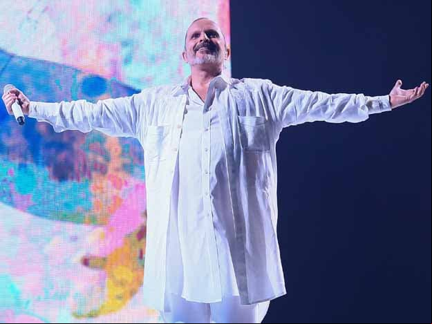 ¡Miguel Bosé amó a 10 mil fanáticos!