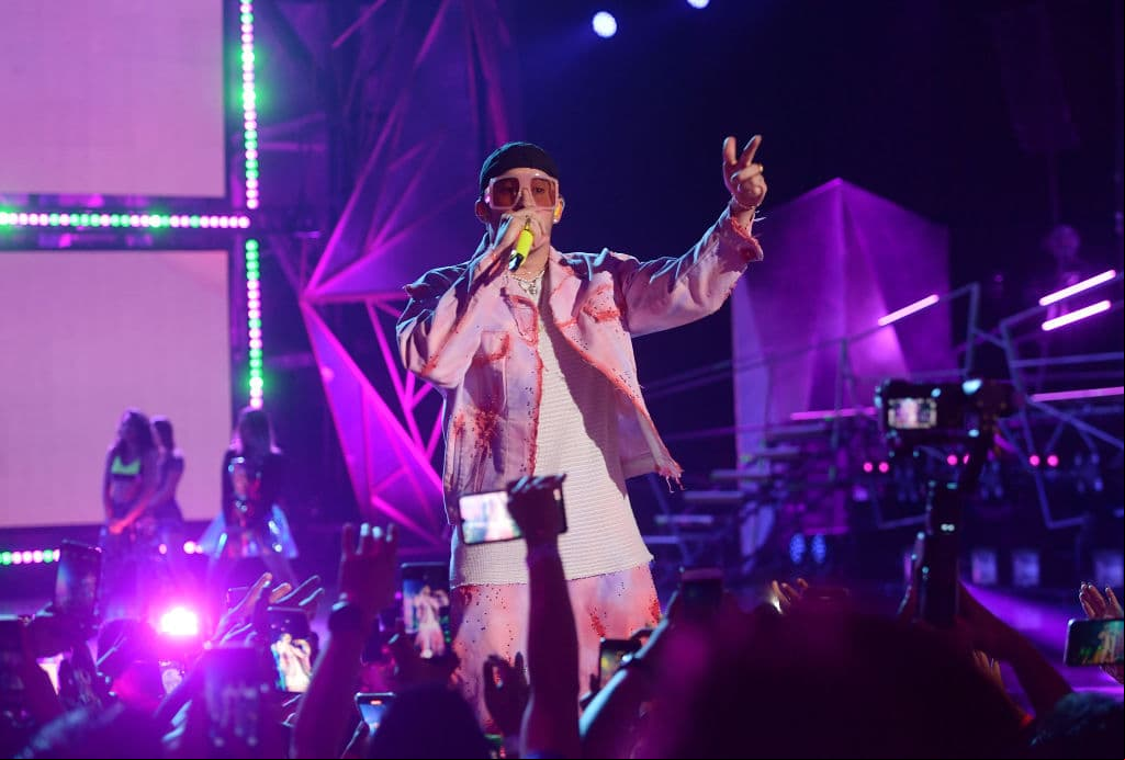 Los Premios Juventud 2020 celebraron lo más popular de la música del momento. A continuación, te compartimos 10 momentos emblemáticos de esta ceremonia. Aunque Bad Bunny no estuvo presente en la ceremonia, fue el cantante que encabezó la lista de ganadores con ocho preseas en las categorías: ‘Quiero Más’, ‘Colaboración OMG’, ‘En Cuarentena’, ‘Me llama la atención’, ‘De Etiqueta’, ‘El Más Trendy’, ‘Uña por Uña’ y ‘Sneakerhead’.