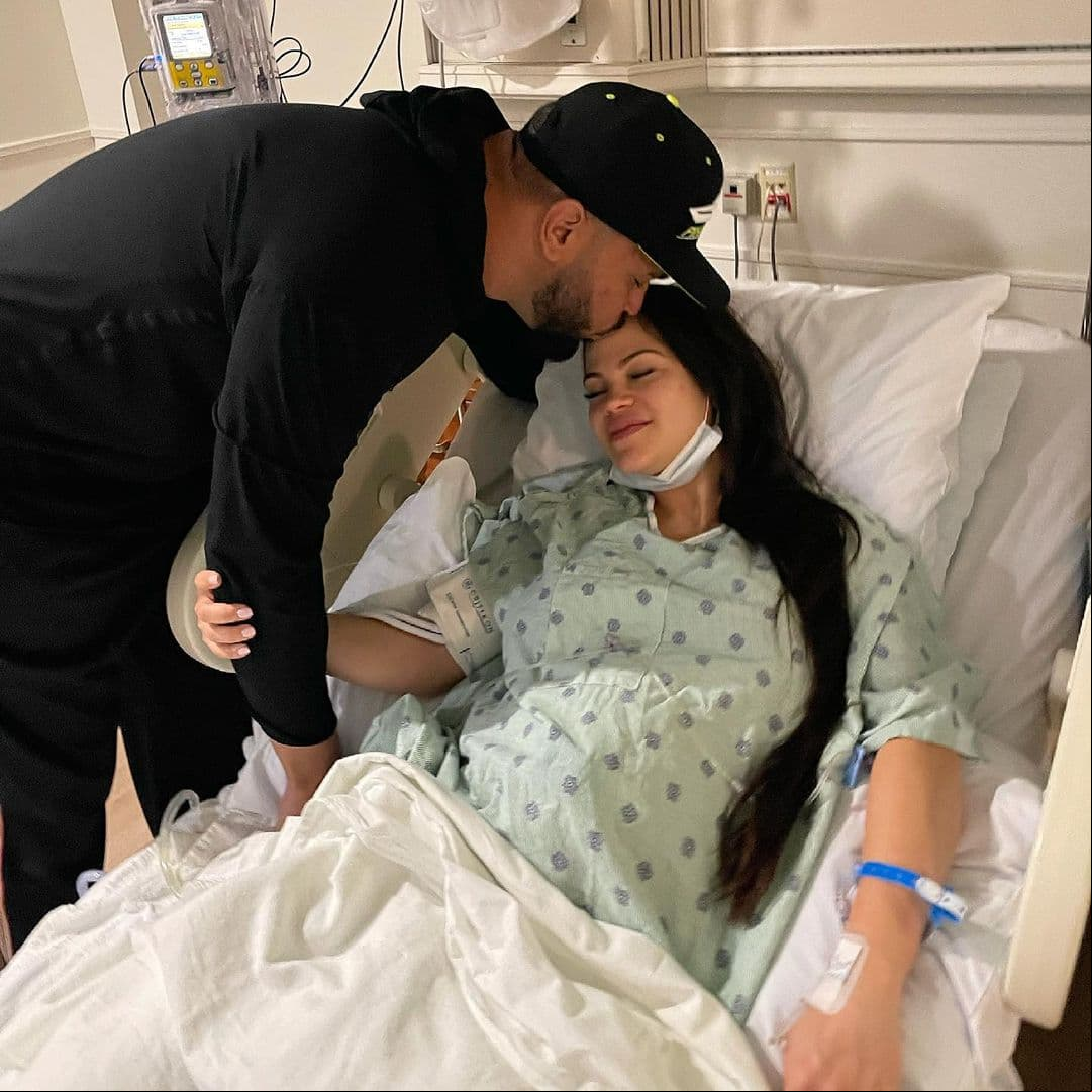 Desde muy tempranas horas, el orgulloso papá compartió en redes sociales los momentos previos al nacimiento de la nueva integrante de la familia: "Estoy tan feliz, estoy más lleno de VIDA que nunca. Hoy Dios nos dará una bendición más. Hoy Dios realizará otro milagro de VIDA. HOY Dios hará lo propio para que se celebre la llegada de una Reina . Te Amo Natalia y esta es nuestra ultima Foto con la Bebe en tu vientre. 5.22.21! Vamos a dormir por que creo que la chica viene como a medio día".