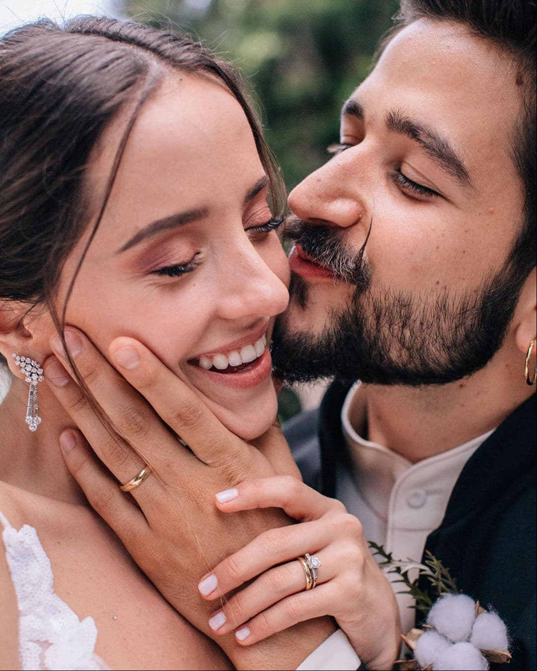 Poco más de un año después, Evaluna y Camilo se casaron tras cinco años de relación un 8 de febrero de 2019 en Miami, en compañía de 350 invitados. La ceremonia se llevó acabo en un jardín donde la novia lució un vestido corte de princesa y el novio un traje negro.