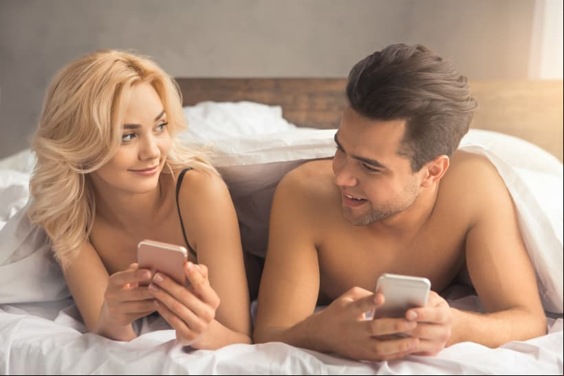 5. Tecnología. La vida en pareja se deteriora al pasar más tiempo con el celular que con la persona que está junto. Además, estudios descubrieron que el 67% de las personas se van a dormir con equipo móvil.