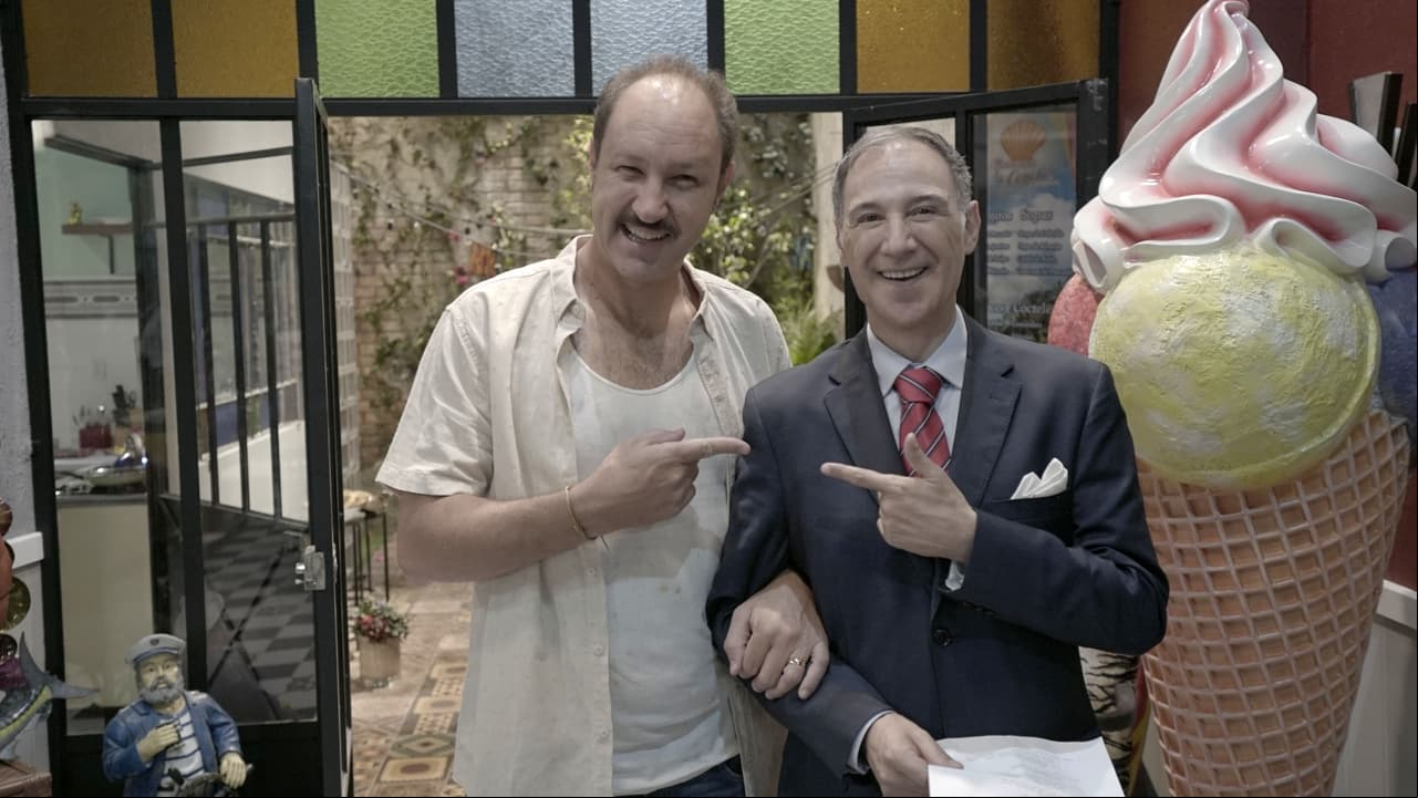 Darío T Pie con El Puerqui, a quien le quería comprar su trinchador.