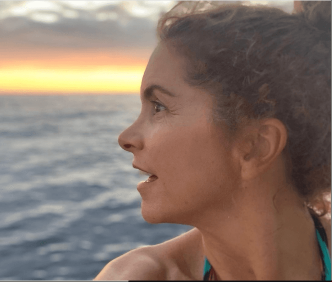 En la playa, sin filtros y al natural fue como Lucero se dejó ver hace algunos meses en redes sociales. La fotografía fue aplaudida por sus millones de fans, quienes le agradecieron que no ocultara sus arrugas, pues su belleza natural es perfecta.