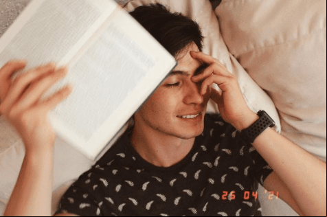 ¿Cuáles son tus pasatiempos? “Leer, tocar el piano y ver películas e ir al boliche”.