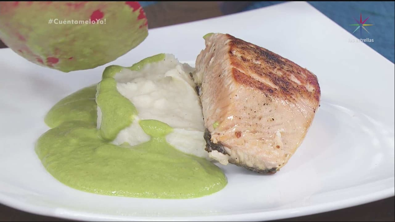 RECETA: Salmón con salsa de chile poblano y pepita