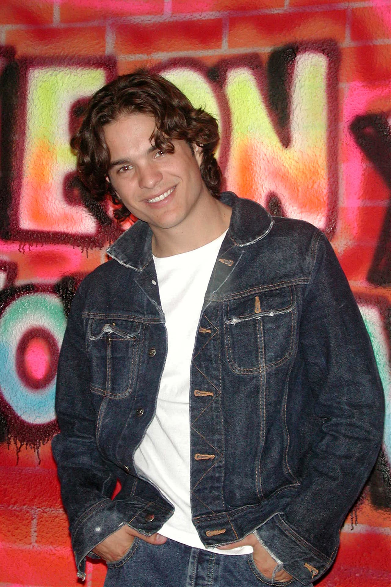 Tras este éxito, siguieron importantes propuestas protagónicas como ‘Mujeres Engañadas’ (1999) y ‘Primer Amor… A mil por hora’, melodrama juvenil que además de actuar, le daría la oportunidad de explotar su talento como cantante en el soundtrack de la telenovela.