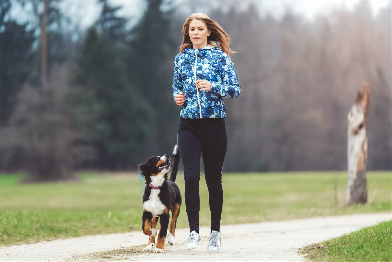 Correr. Al elegir este ejercicio, alargas tu tiempo de vida y atrasas los signos del envejecimiento. ¡Elige tu playlist favorita o lleva contigo a tu mascota!