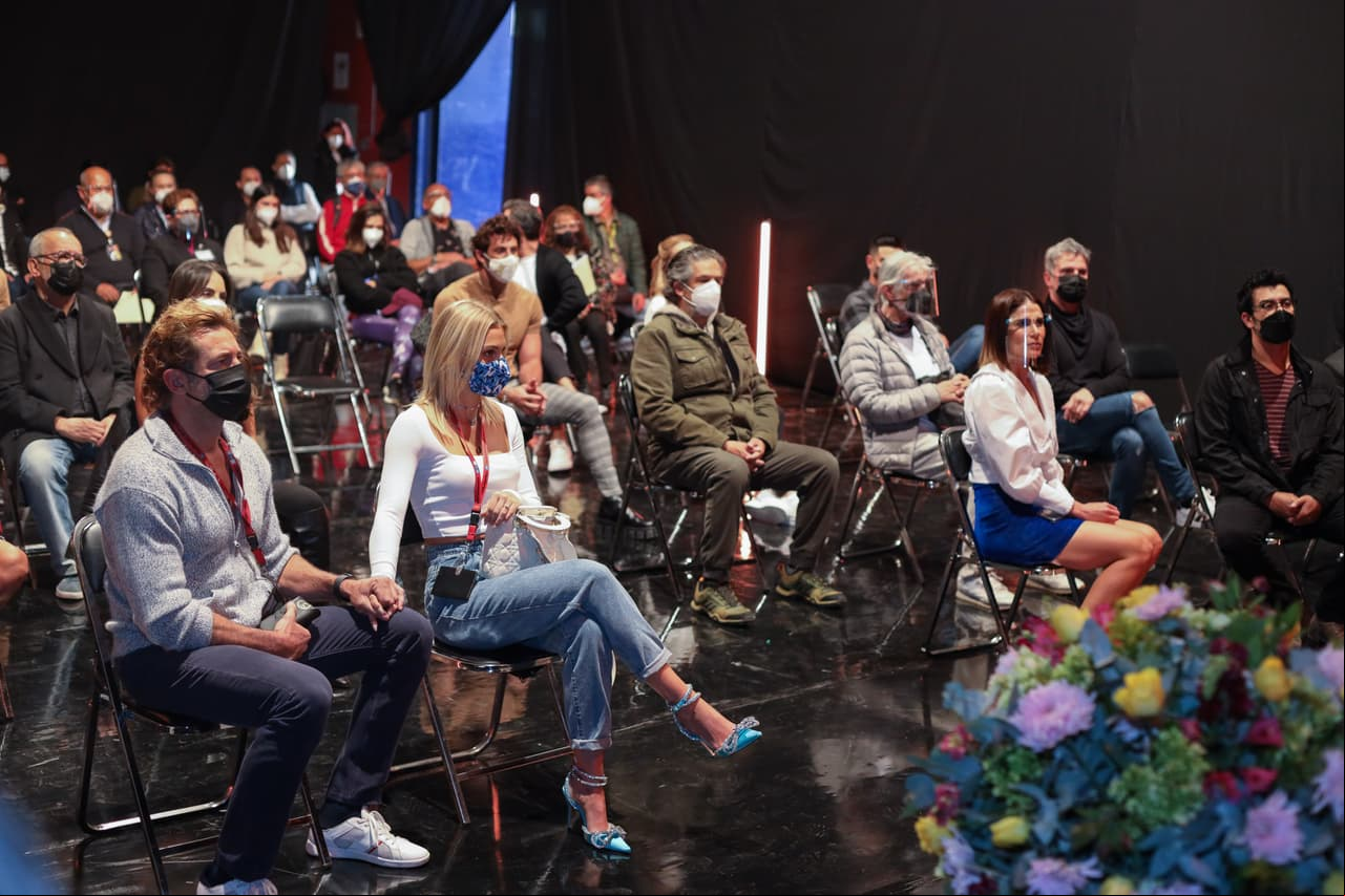 Gabriel Soto, Irina Baeva y el elenco de "Allá te espero", nueva producción de Angelli Nesma, acudieron a celebrar una misa por el inicio de grabaciones de esta esperada telenovela.