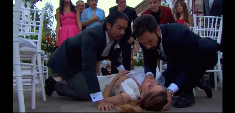 En ‘Simplemente María’, ‘Karina’ cumplió su palabra de asistir a la boda de ‘Diana’ para decirle que su esposo tiene un hijo, noticia que llevó a las causas más fatídicas en la salud de la joven.