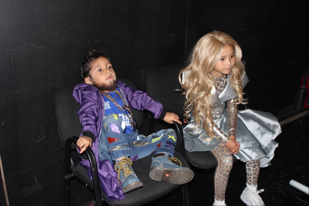 Detrás del escenario nos encontramos con mini Maluma y mini Gloria Trevi. ¿Veremos próximamente un duelo entre estos grandes talentos?