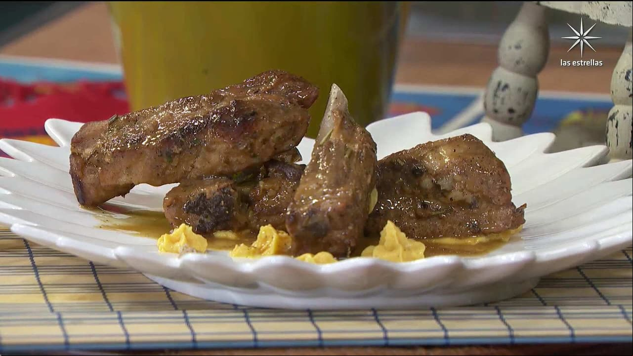 ¿No sabes qué hacer de comer?: Prepara estas Costillas de cerdo al horno con limón y cerveza