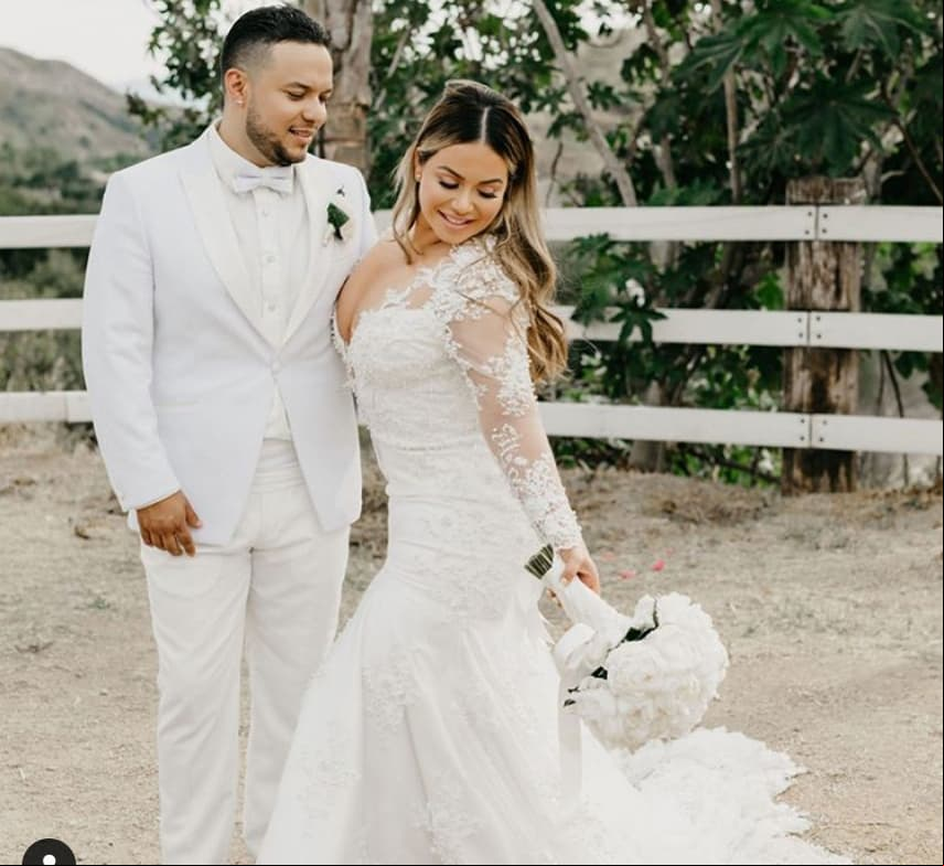 A finales de junio de este año, Chiquis Rivera y Lorenzo Méndez llegaron al altar, pero trascendió debido a las polémicas que generó. Tras filtrarse la invitación de bodas, la pareja contrató a un fuerte equipo de seguridad, que incluso lesionó a un periodista que intentó captar algún momento del enlace matrimonial de la hija de Jenni Rivera que se realizó en la iglesia Westminster Presbyterian, en Estados Unidos.