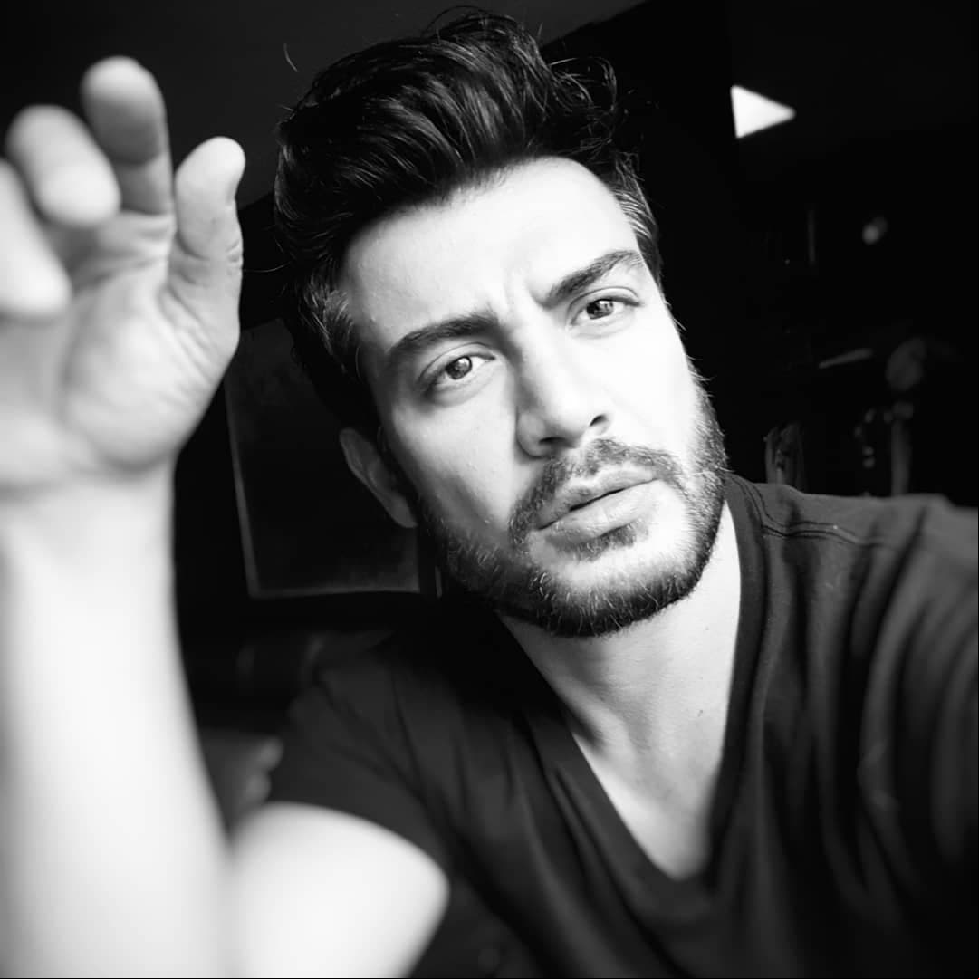 Celoso de su vida privada, el actor, nacido en Santiago de Chile, prefiere mantener fuera de los reflectores a su esposa Alejandra Castillo, con quien tiene dos hijos Alfonso y Alejandro Palacios.