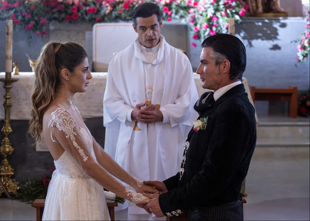 El padre Gabriel los declaró marido y mujer, sabiendo que ella no ama a 'Leonel'.