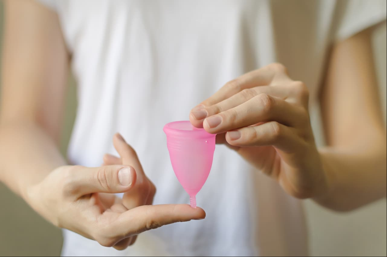 Copa menstrual. Si durante el corte de agua te encuentras en tu periodo, prueba este producto. ¡Te sentirás limpia! Para lavarlo solo necesitas esterilizarlo con agua hirviendo. ¡Una taza es suficiente!