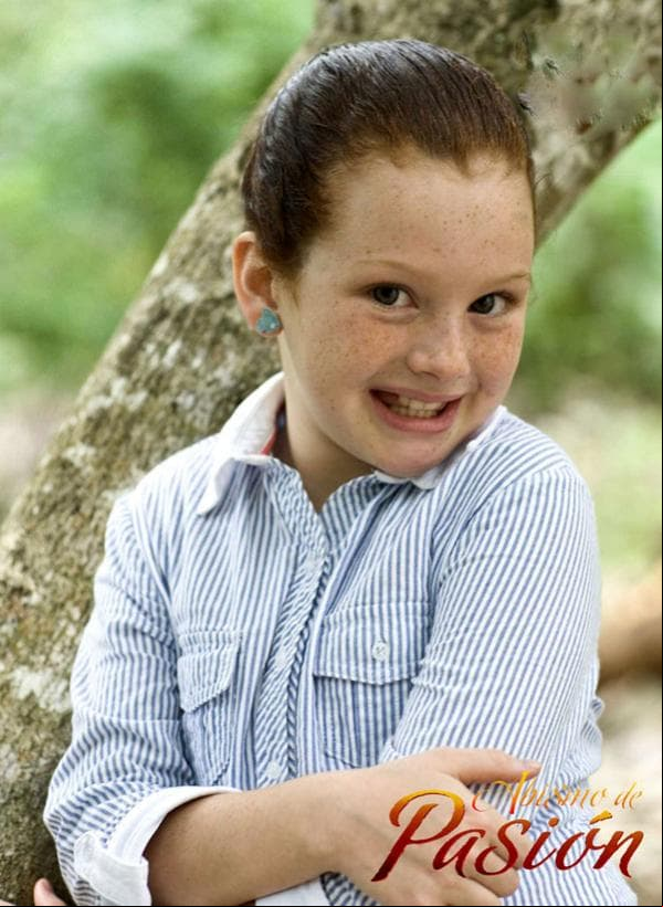 Briggitte Bozzo tenía 10 años cuando dio vida a ‘Elisa’, papel de Angelique Boyer. La pequeña enterneció la pantalla con sus enormes ojos y su cabello rizado casi pelirrojo.